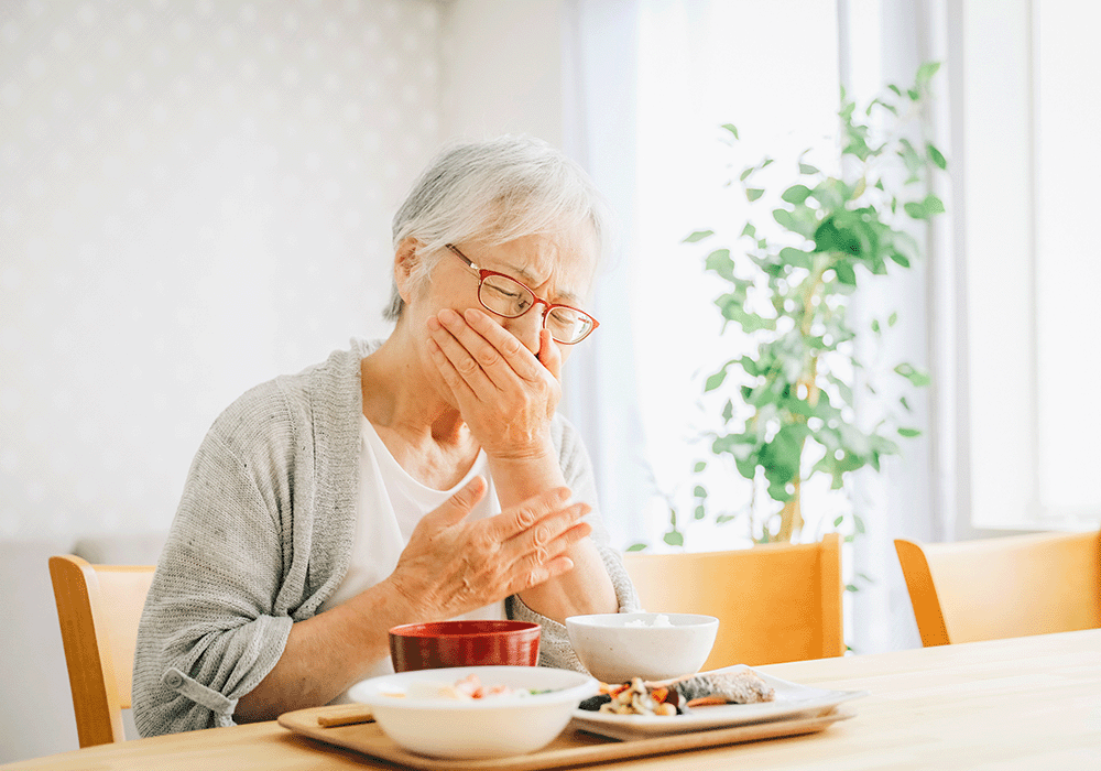 食事中にむせる女性