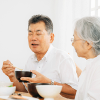 食事中にむせる高齢男性