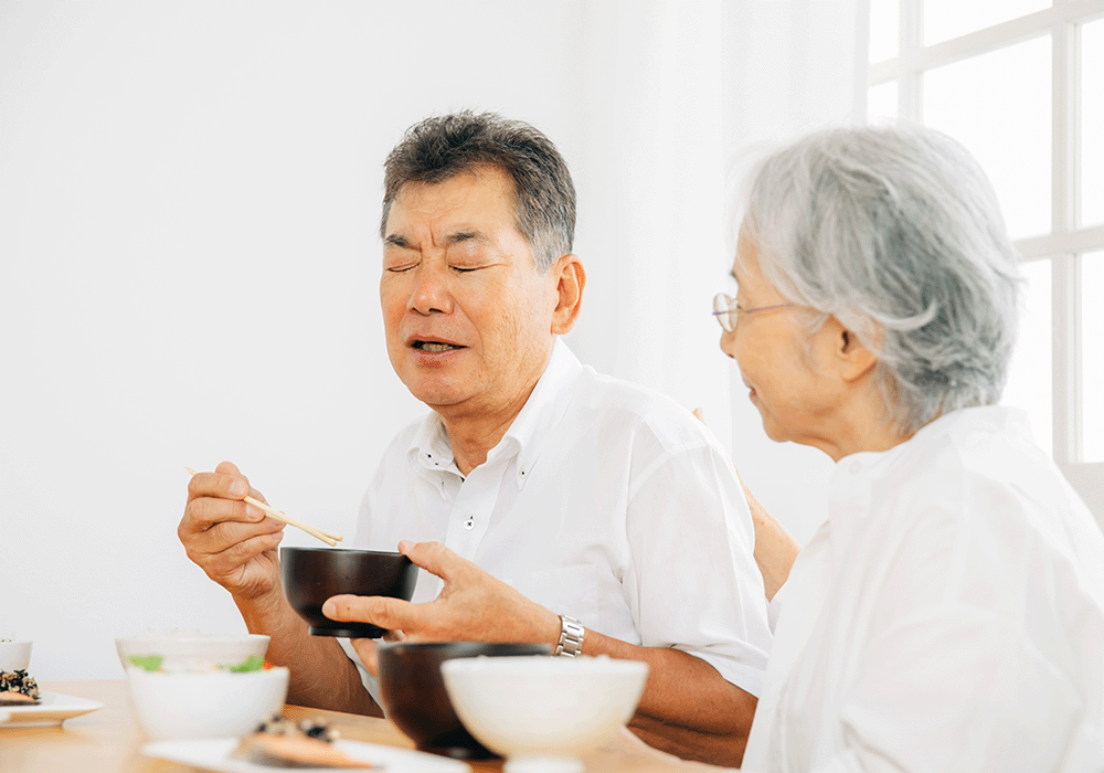 食事中にむせる高齢男性