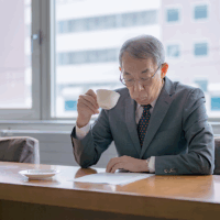 口をもごもごする男性