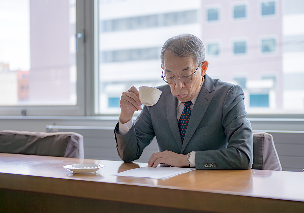 口をもごもごする男性