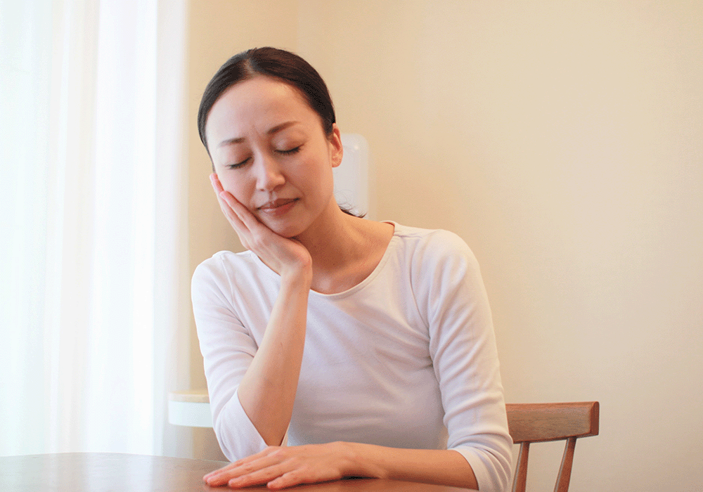 歯が痛む女性