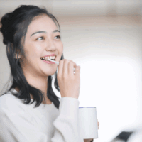 歯磨きをする女性