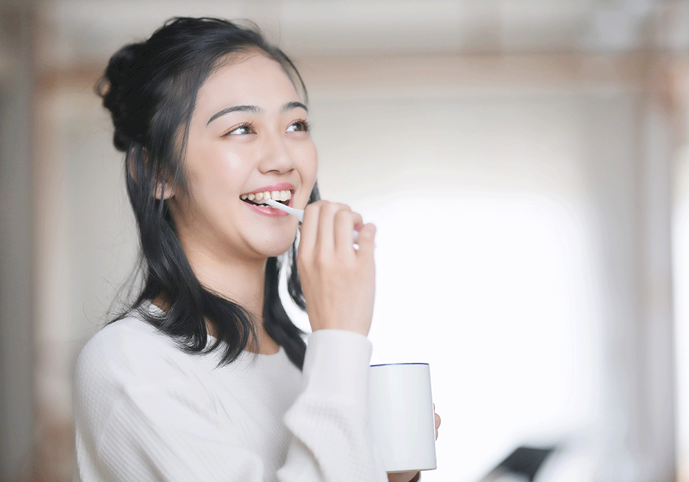 歯磨きをする女性